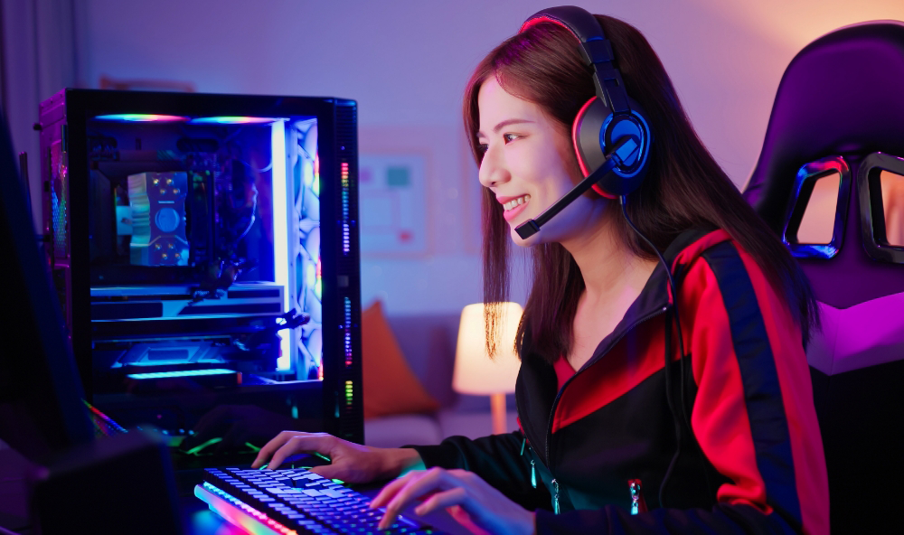 パソコンで作業をする女性 image