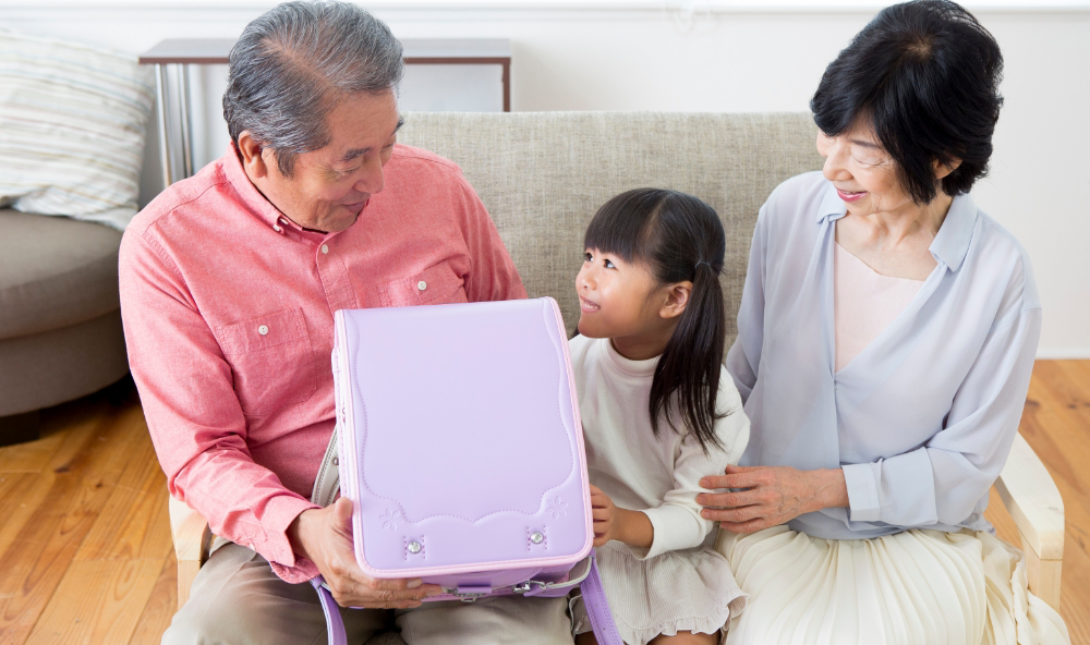 孫にランドセルをプレゼントする祖父母 image