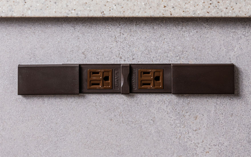 カウ奥に収納したものでも簡単に取り出せるスライド収納を採用。ンター側面のフタ付コンセント