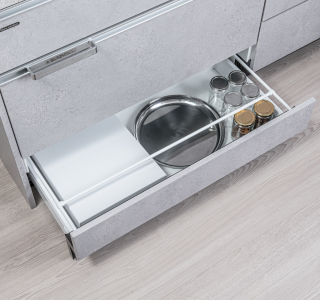 スライド式収納 巾木部分