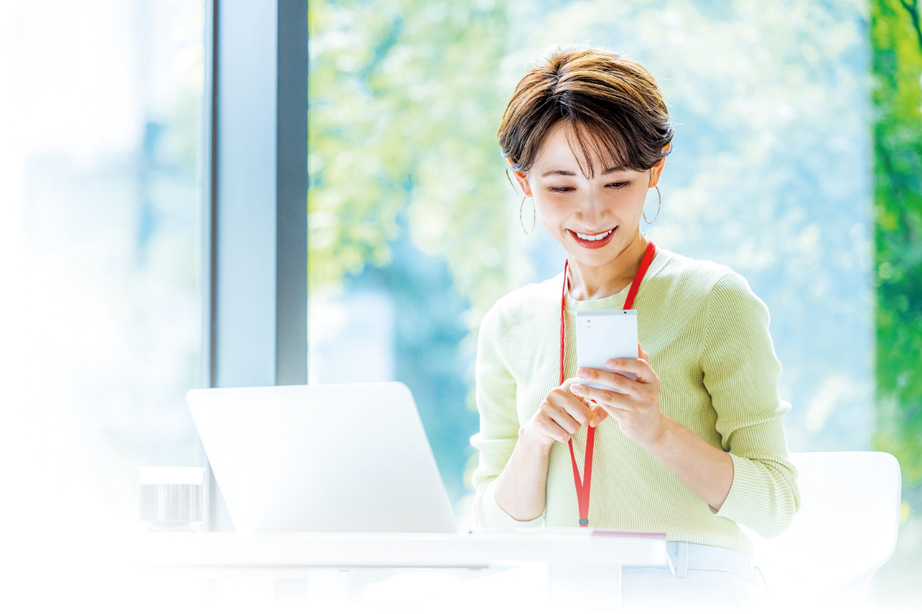 スマートフォンを操作する女性 image